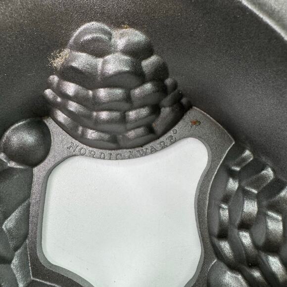 Nordic Ware Holiday Wreath Christmas Bundt Cake Pan Baking Mold Cast Aluminum - Picture 5 of 6